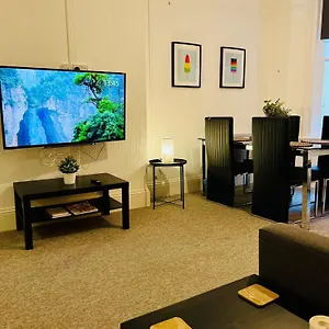  Apartment The Bank - Flat 1, Cosy, Bournemouth, Sleeps 4, 7 Min From The Beach, Pet Friendly, Parking, Wifi, Kitchen,washer,private Exit